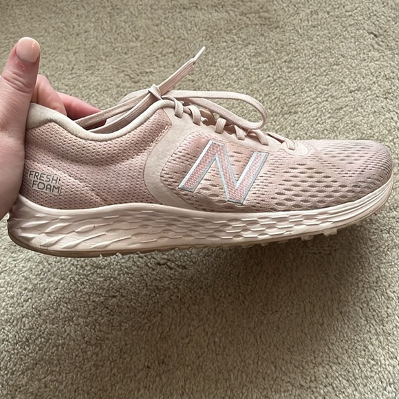 Women’s New Balance Pink Athletic Shoes Size 9 WORN ONCE - Picture 3 of 9